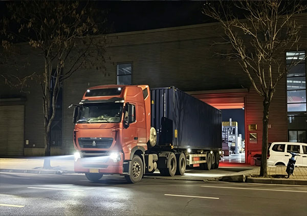 The automatic packaging and palletizing line for overseas clients has been successfully loaded for shipment.